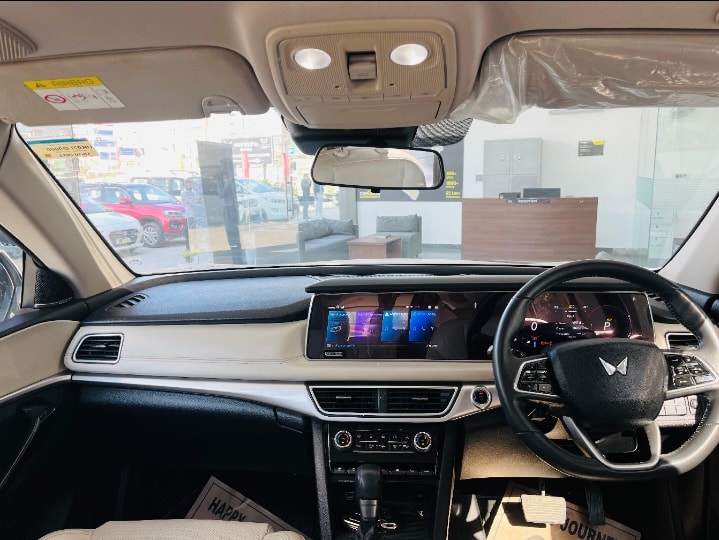 XUV700 image 12 XUV700 image 12