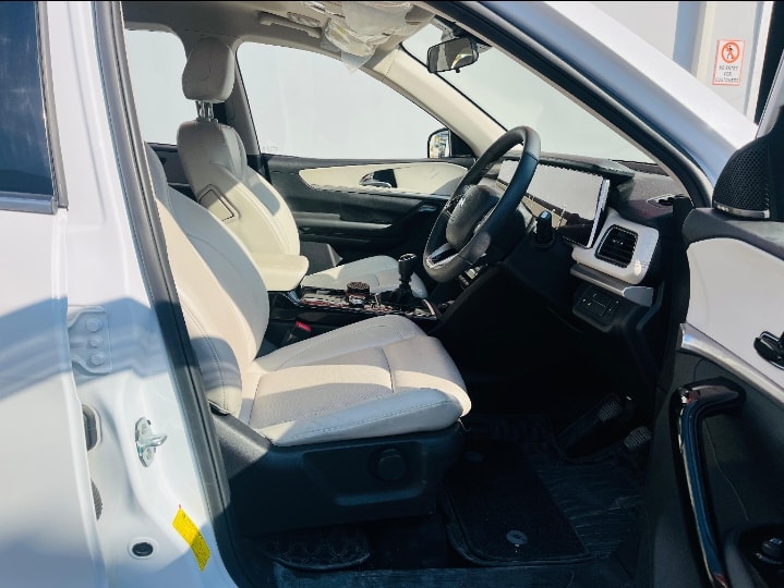 XUV700 image 15 XUV700 image 15