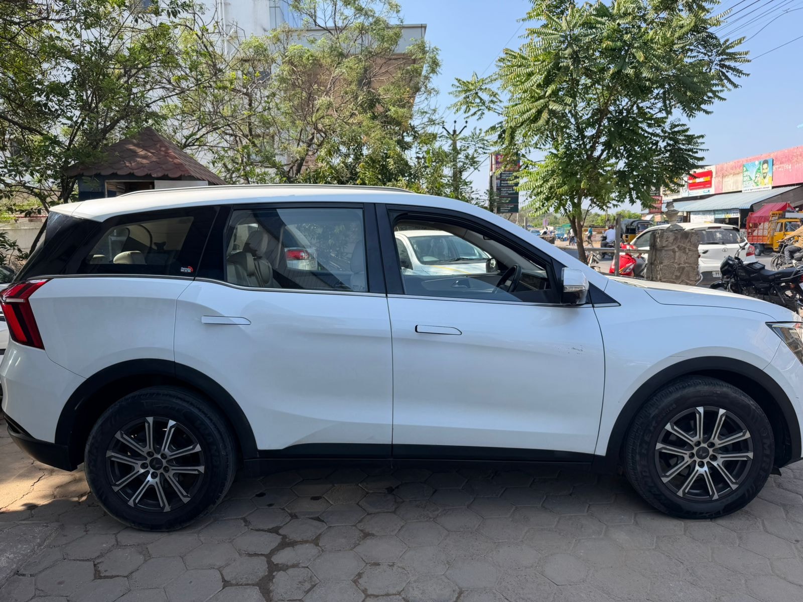 XUV700 image 4 XUV700 image 4