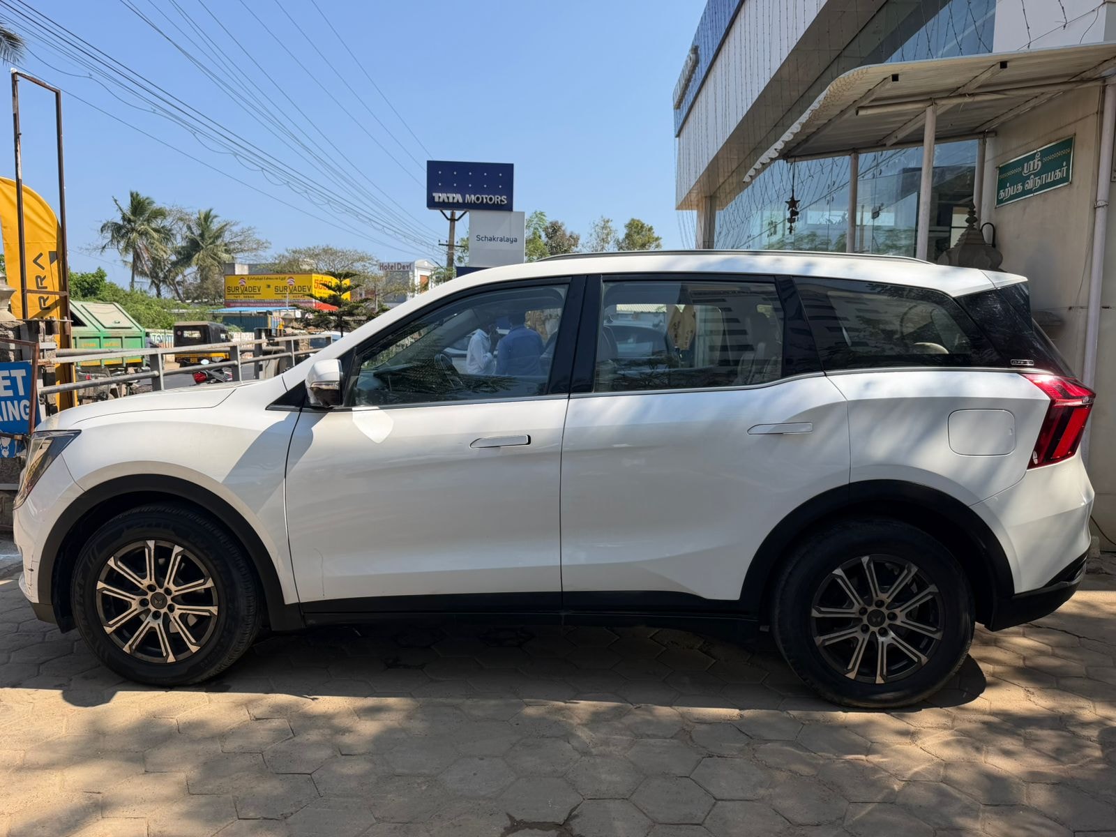 XUV700 image 2 XUV700 image 2