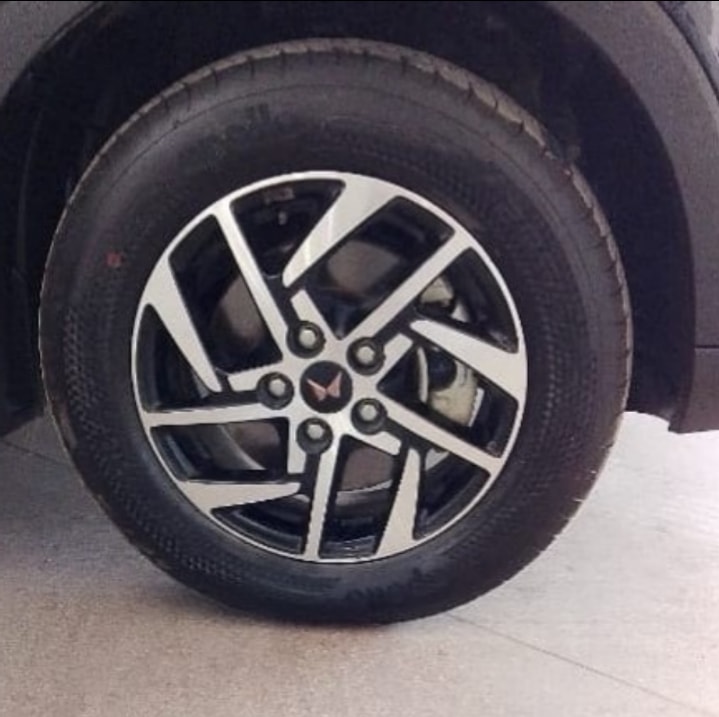 XUV400 image 8 XUV400 image 8