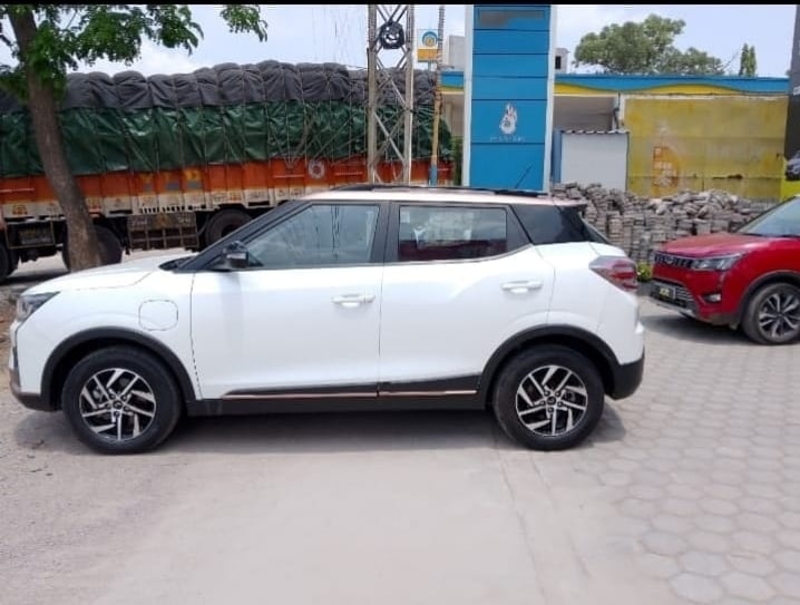 XUV400 image 2 XUV400 image 2