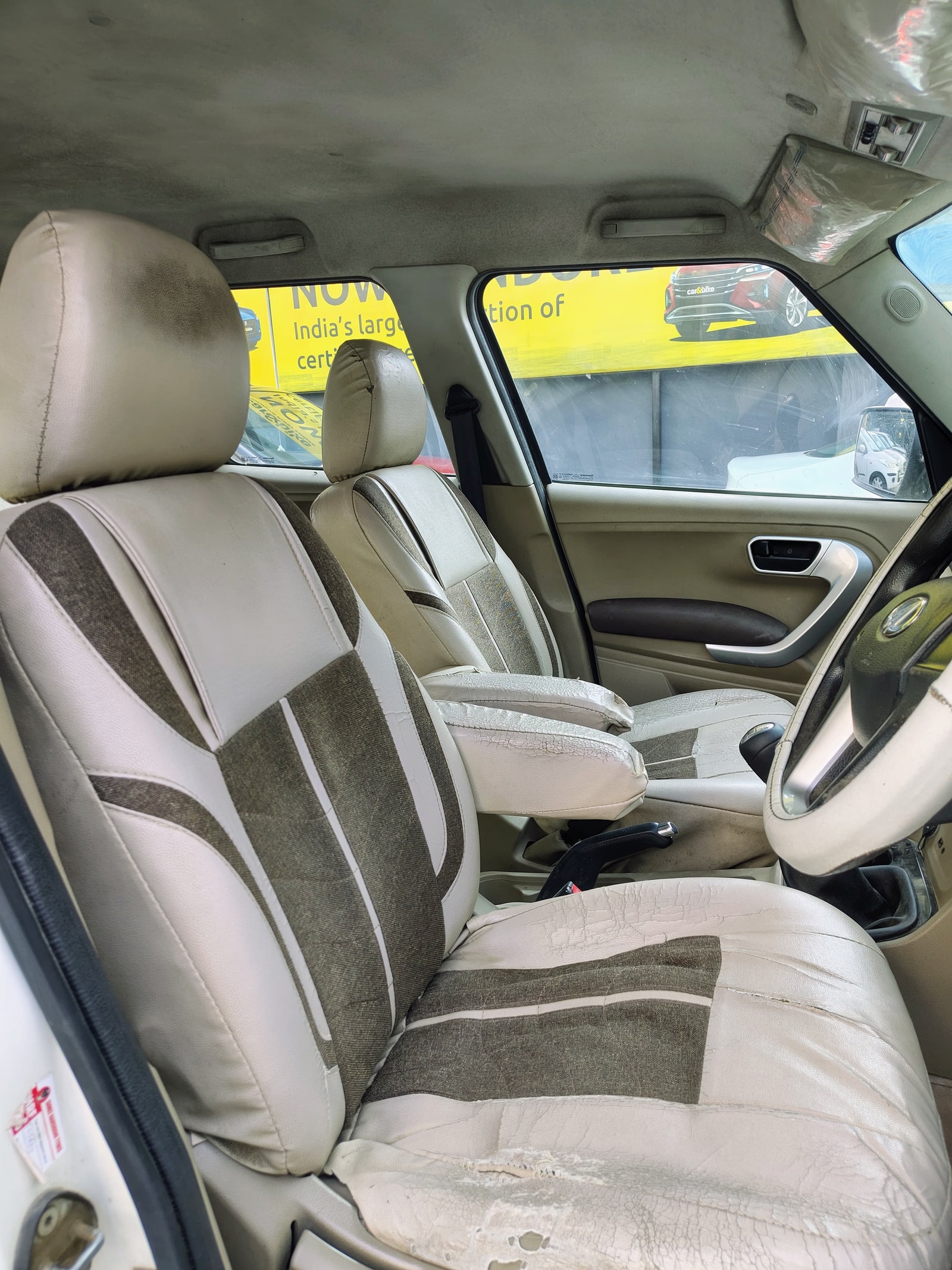 TUV300 image 10 TUV300 image 10