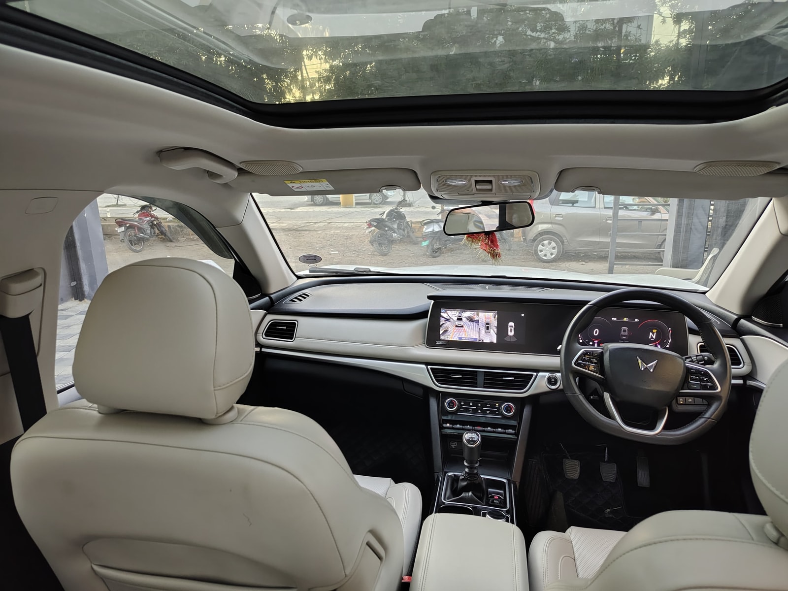 XUV700 image 12 XUV700 image 12