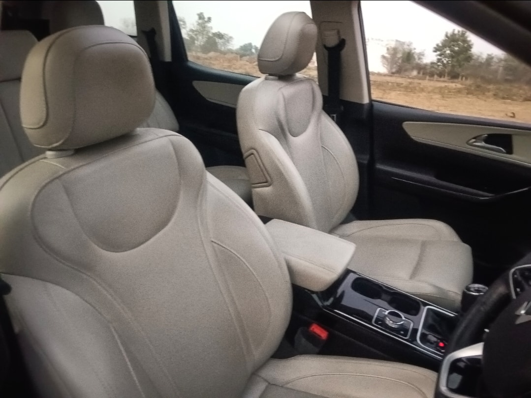 XUV700 image 16 XUV700 image 16