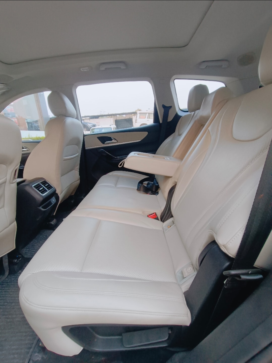 XUV700 image 17 XUV700 image 17