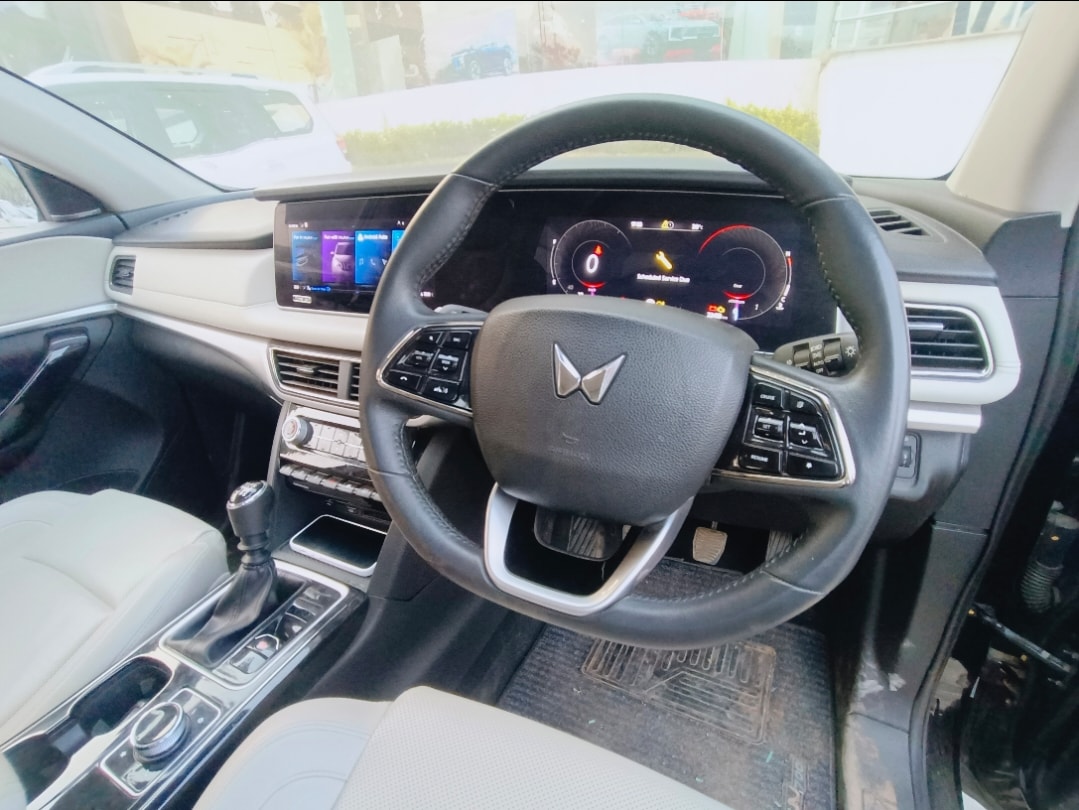 XUV700 image 12 XUV700 image 12