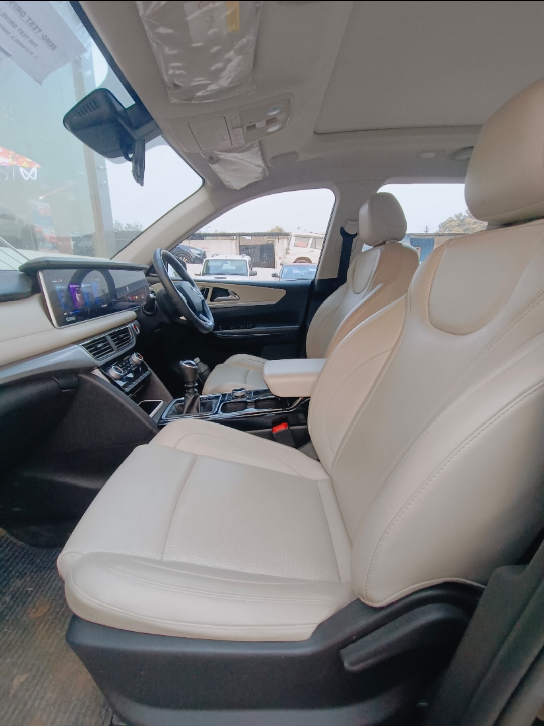 XUV700 image 16 XUV700 image 16