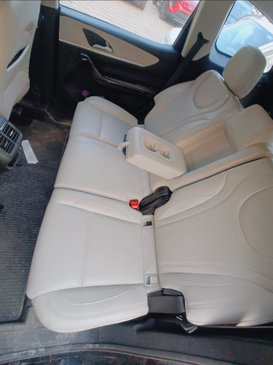 XUV700 image 14 XUV700 image 14