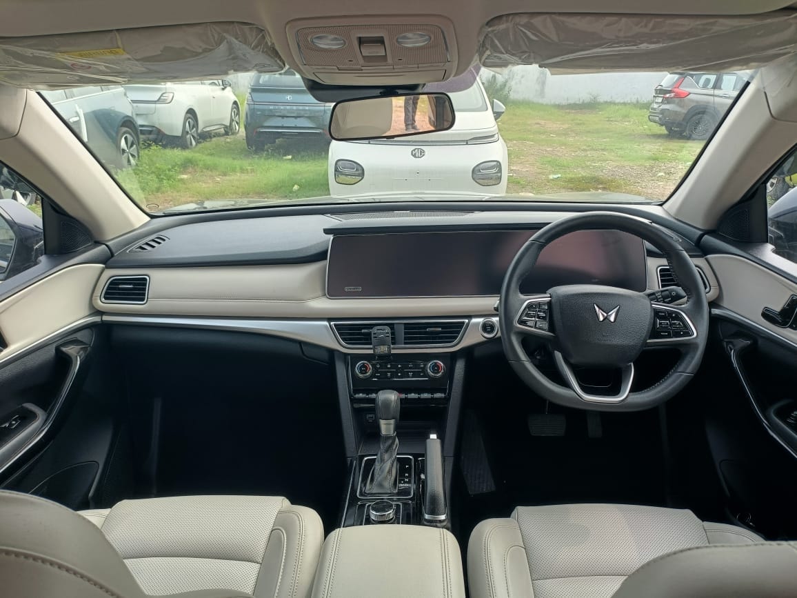 XUV700 image 12 XUV700 image 12