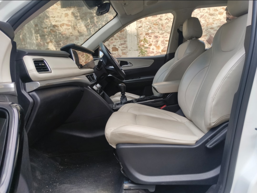 XUV700 image 16 XUV700 image 16