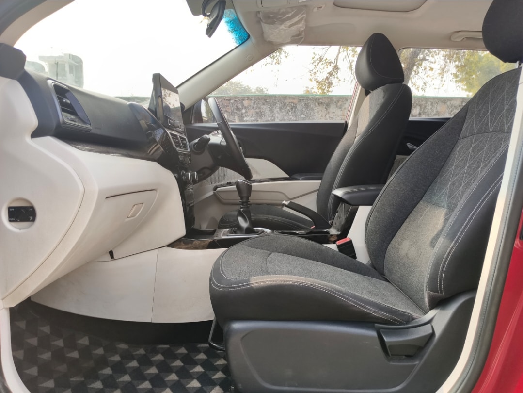 XUV 3XO image 16 XUV 3XO image 16