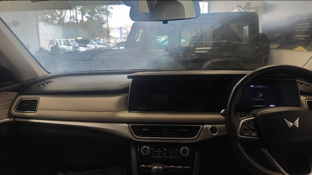 XUV700 image 8 XUV700 image 8