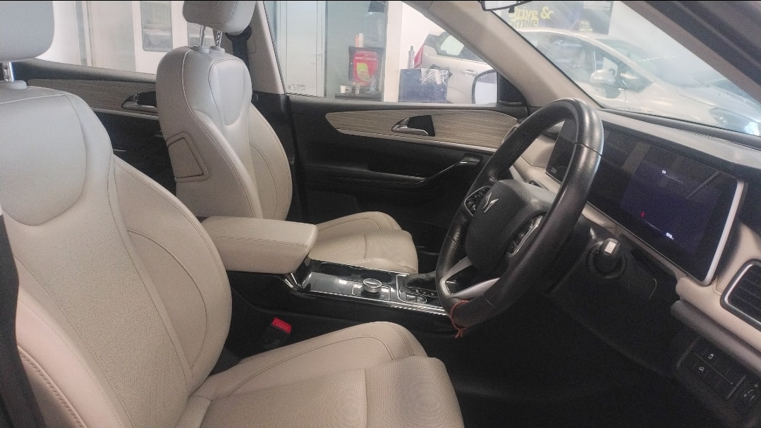 XUV700 image 12 XUV700 image 12