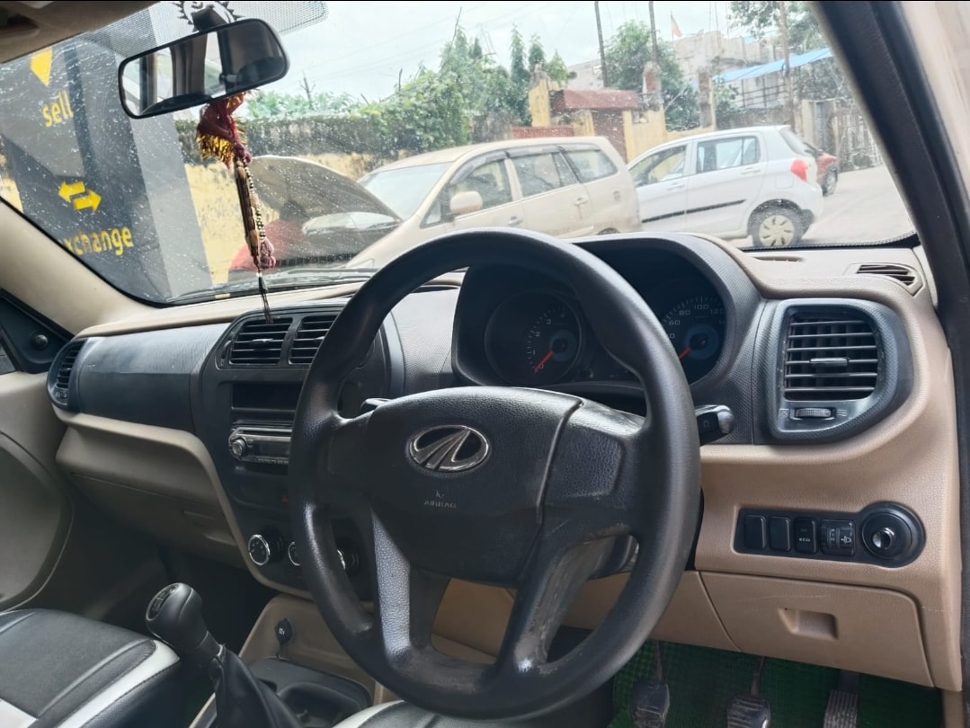 TUV300 image 11 TUV300 image 11