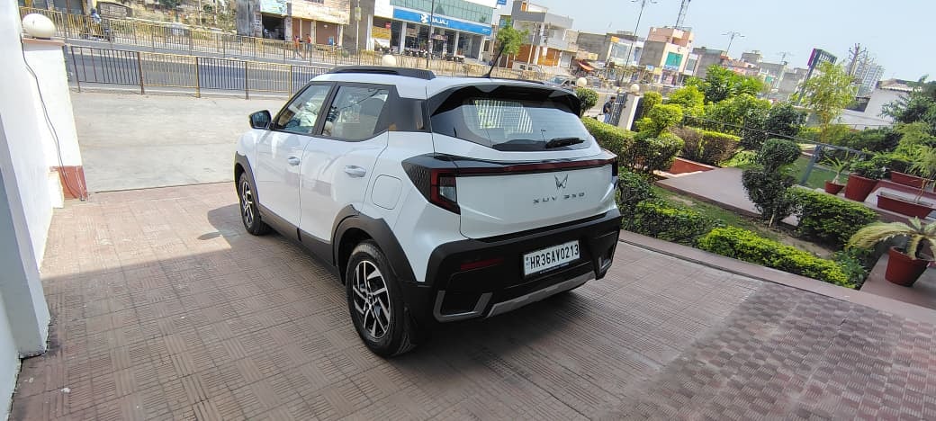 XUV 3XO image 2 XUV 3XO image 2