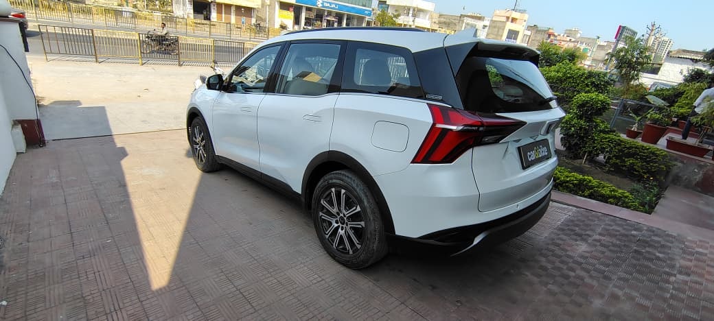 XUV700 image 2 XUV700 image 2