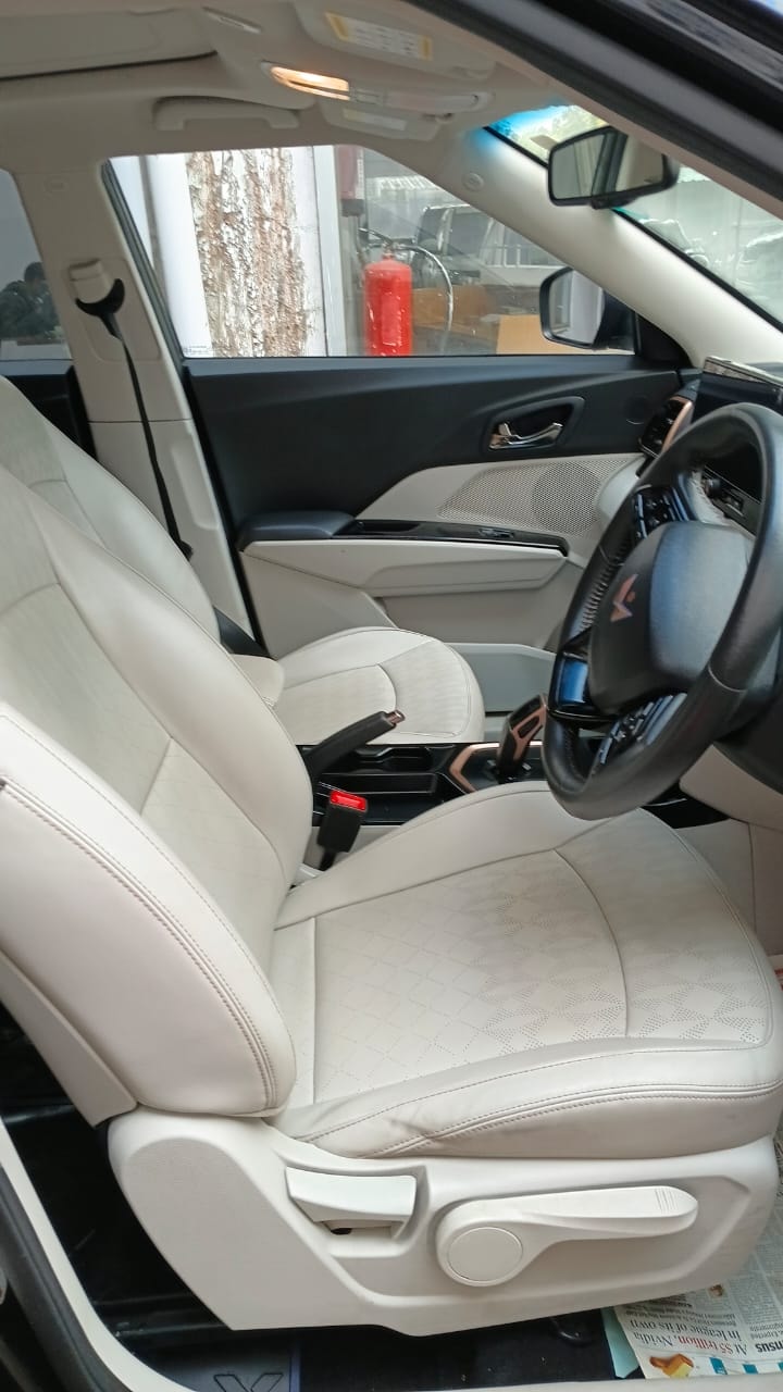 XUV400 image 7 XUV400 image 7