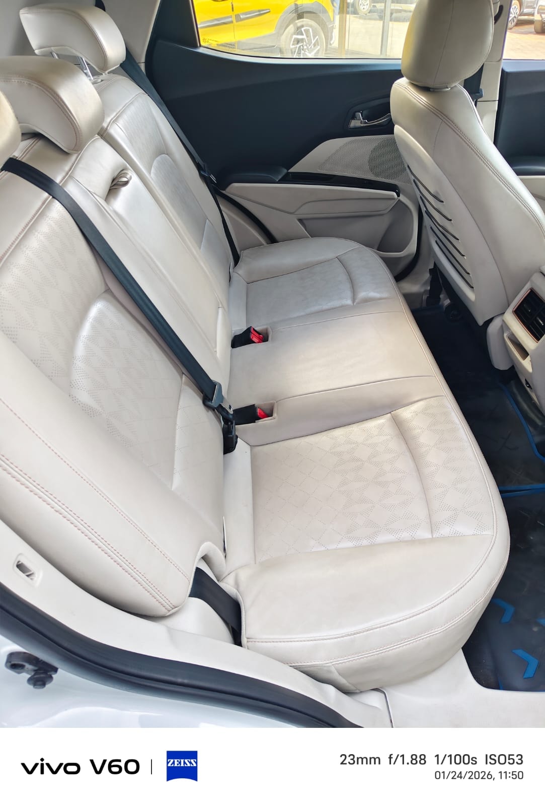 XUV400 image 7 XUV400 image 7