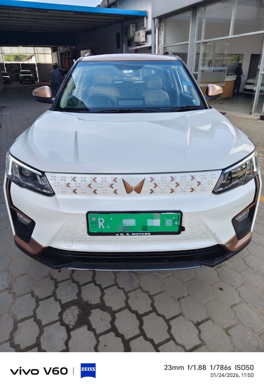 XUV400 image 1 XUV400 image 1