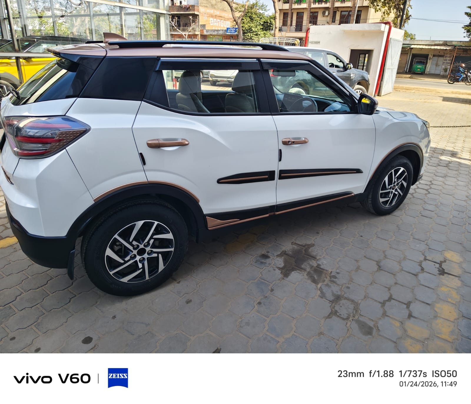 XUV400 image 4 XUV400 image 4