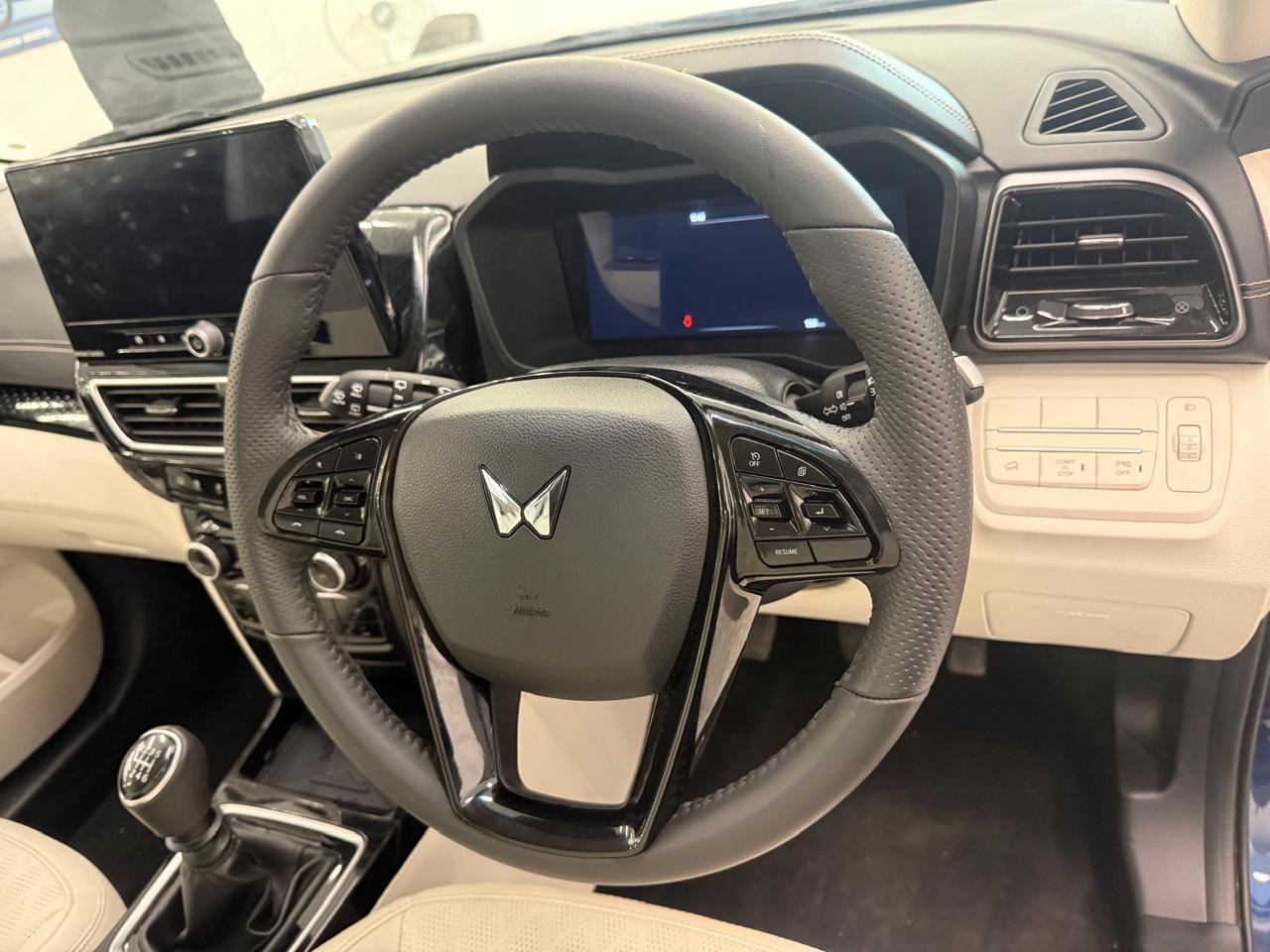 XUV 3XO image 8 XUV 3XO image 8