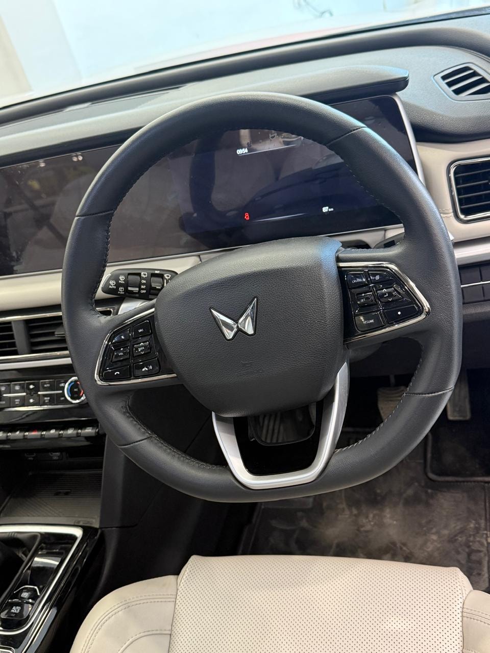 XUV700 image 8 XUV700 image 8