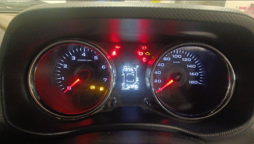 TUV300 image 11 TUV300 image 11