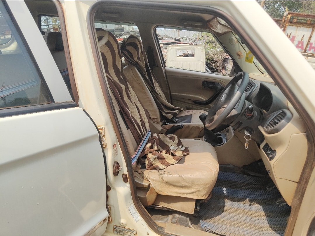 TUV300 image 15 TUV300 image 15