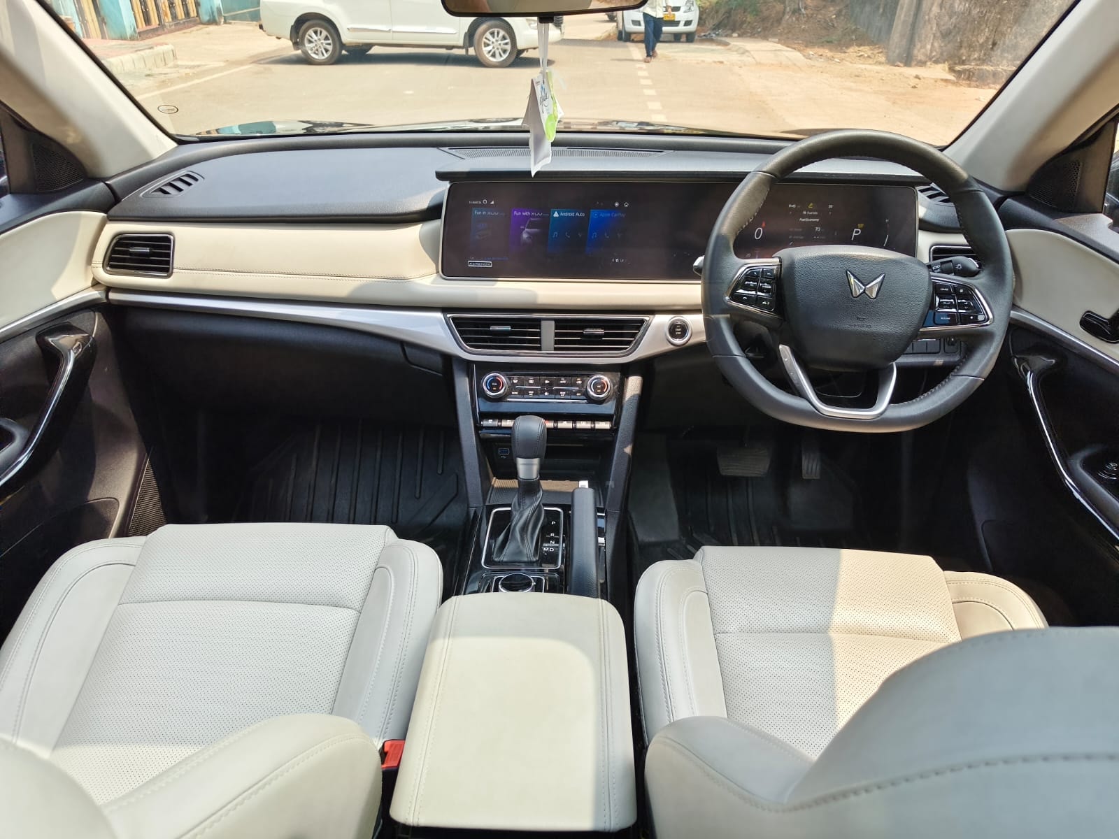 XUV700 image 12 XUV700 image 12