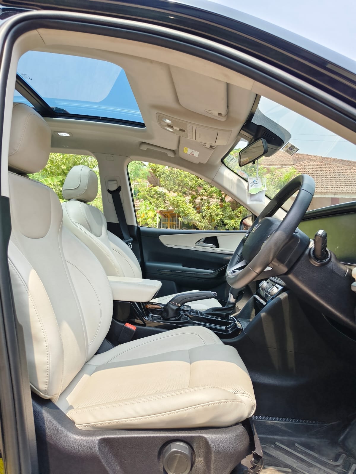 XUV700 image 16 XUV700 image 16