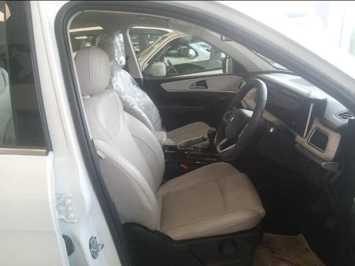 XUV700 image 8 XUV700 image 8