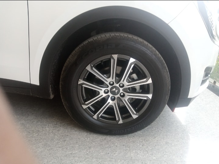 XUV700 image 5 XUV700 image 5