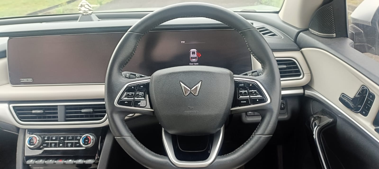 Used 2023 Mahindra XUV700 Used 2023 Mahindra XUV700
