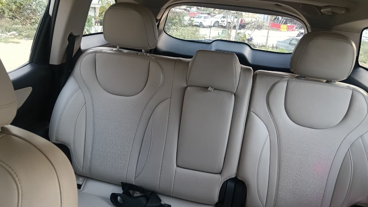 XUV700 image 15 XUV700 image 15