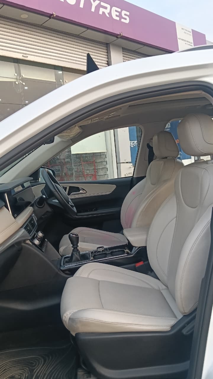 XUV700 image 16 XUV700 image 16