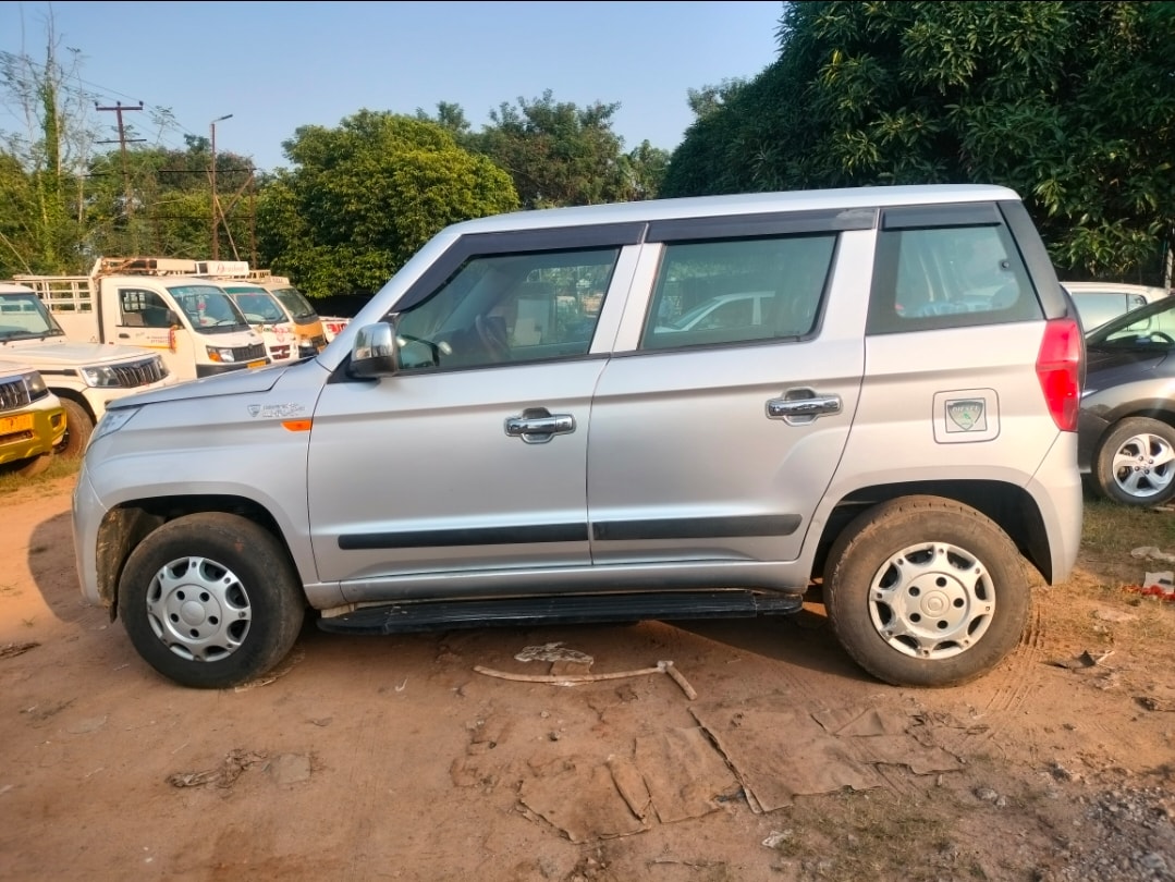 TUV300 image 2 TUV300 image 2