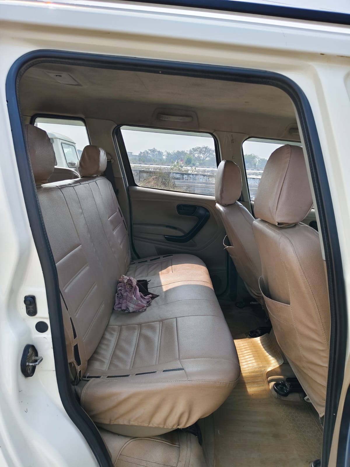 TUV300 image 15 TUV300 image 15