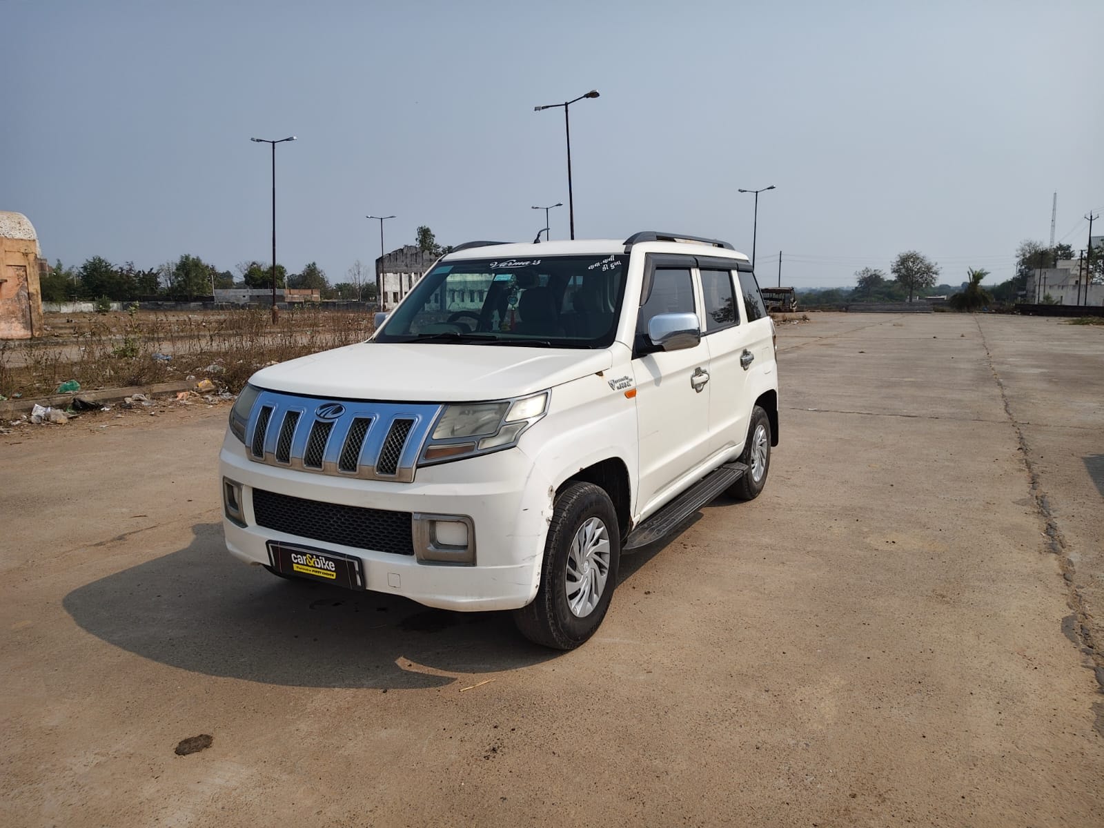 TUV300 image 1 TUV300 image 1