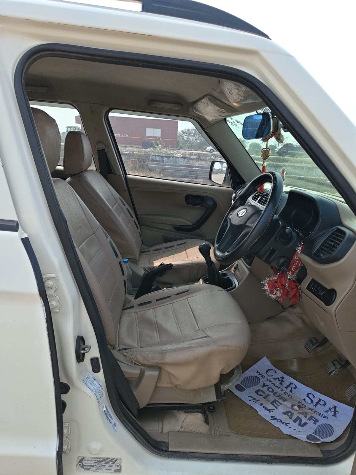 TUV300 image 16 TUV300 image 16