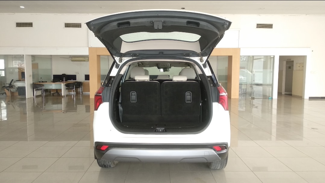 XUV700 image 8 XUV700 image 8