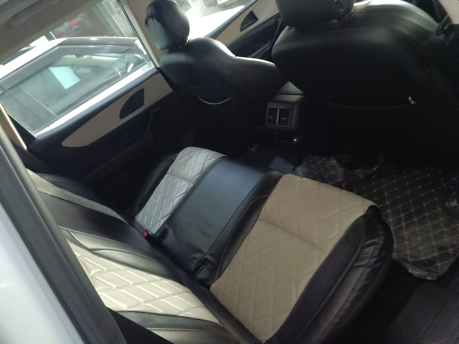 XUV700 image 11 XUV700 image 11