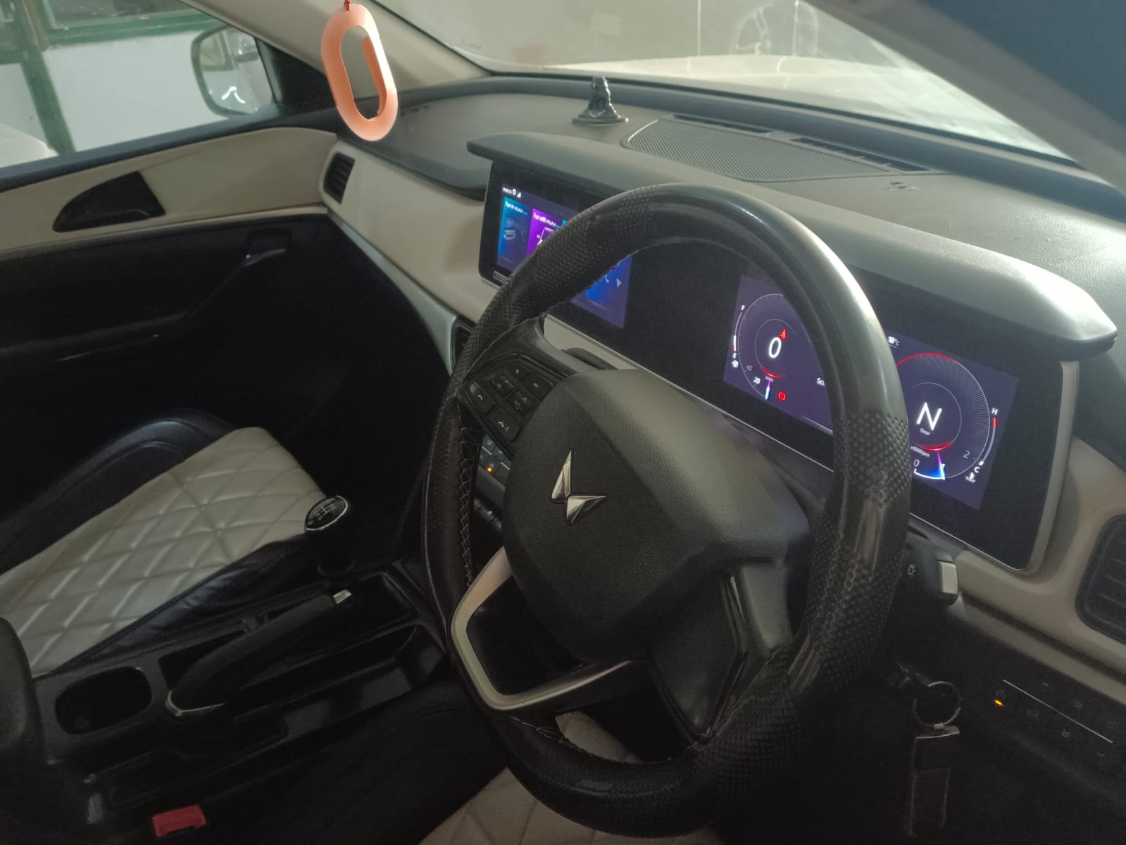 XUV700 image 12 XUV700 image 12