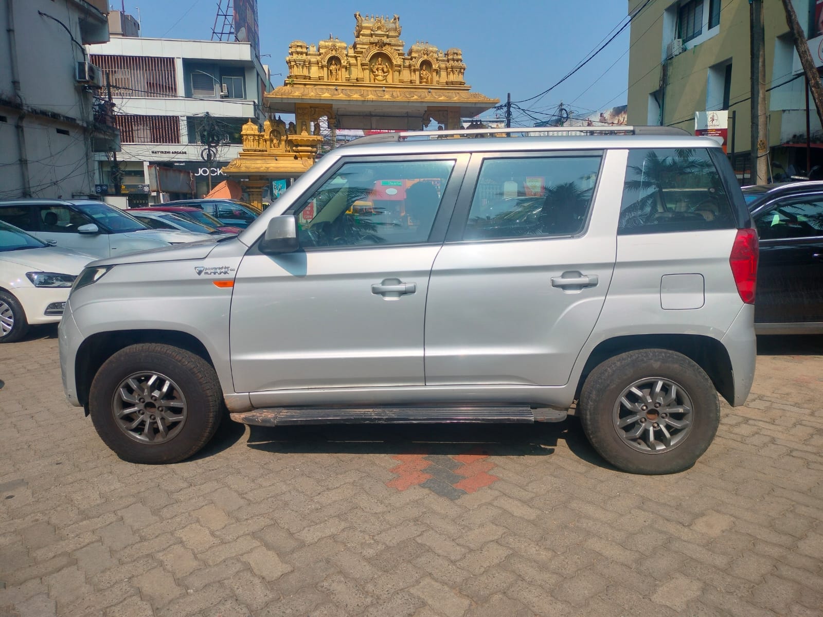 TUV300 image 2 TUV300 image 2