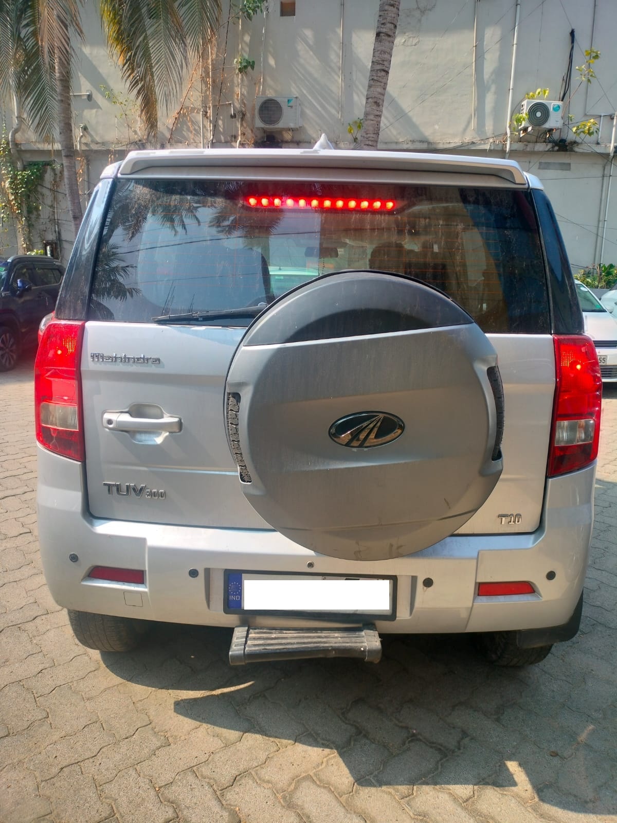 TUV300 image 4 TUV300 image 4