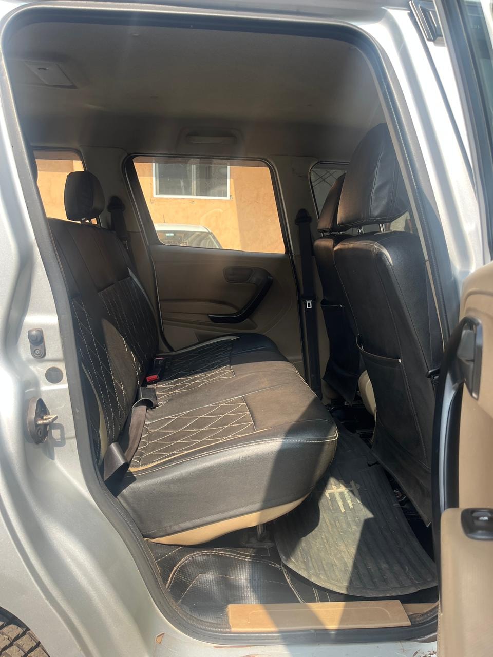 TUV300 image 14 TUV300 image 14