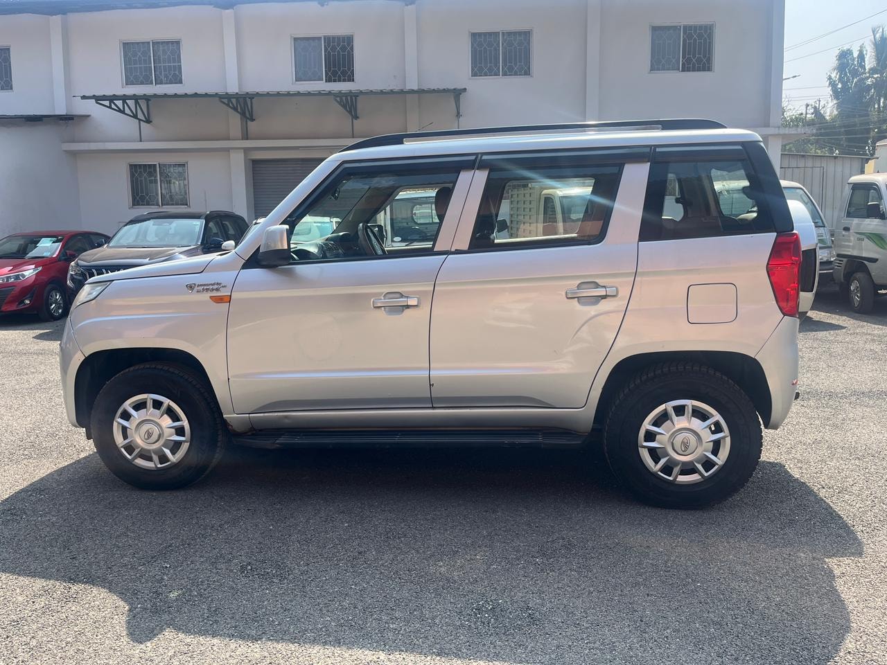 TUV300 image 2 TUV300 image 2