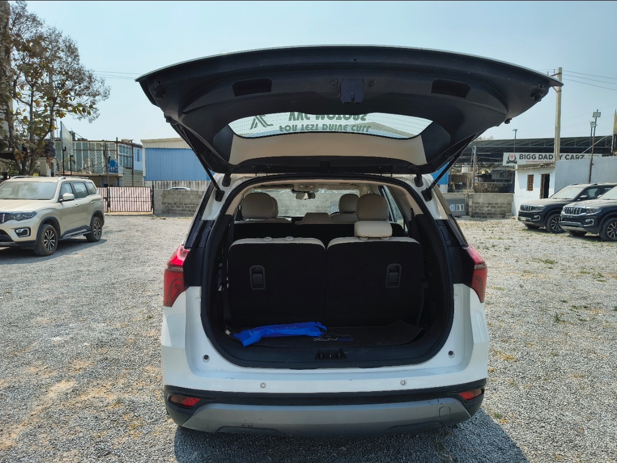 XUV700 image 10 XUV700 image 10