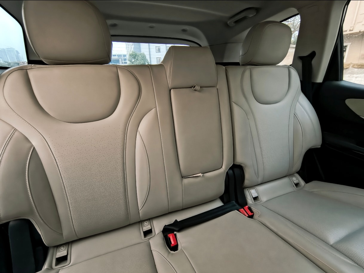 XUV700 image 15 XUV700 image 15