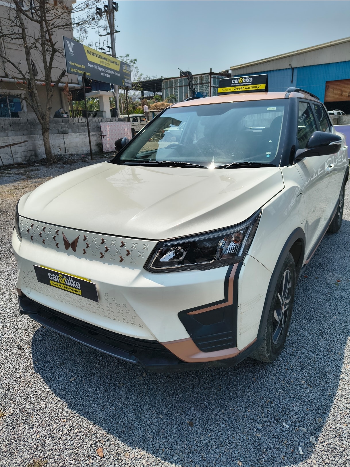 XUV400 image 1 XUV400 image 1